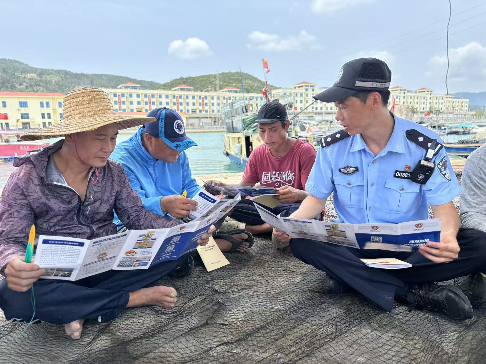普法服务现场。海南省公安厅反走私和海岸管理总队第四支队供图