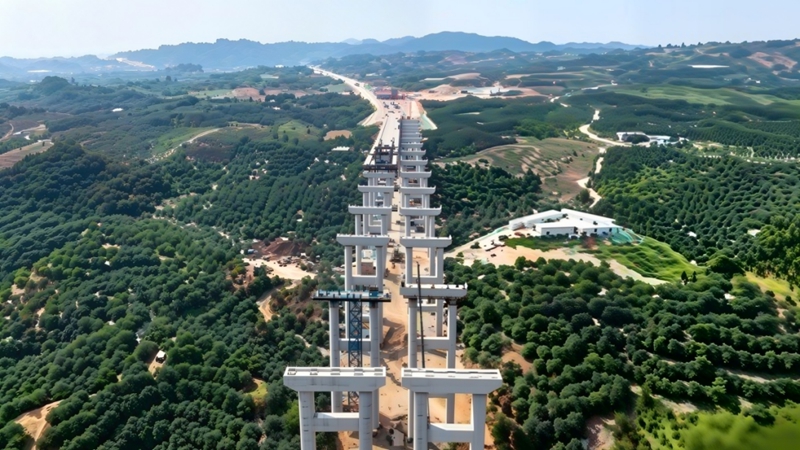 G98环岛高速公路大三亚段扩容工程土建项目现场。朱莹莹摄