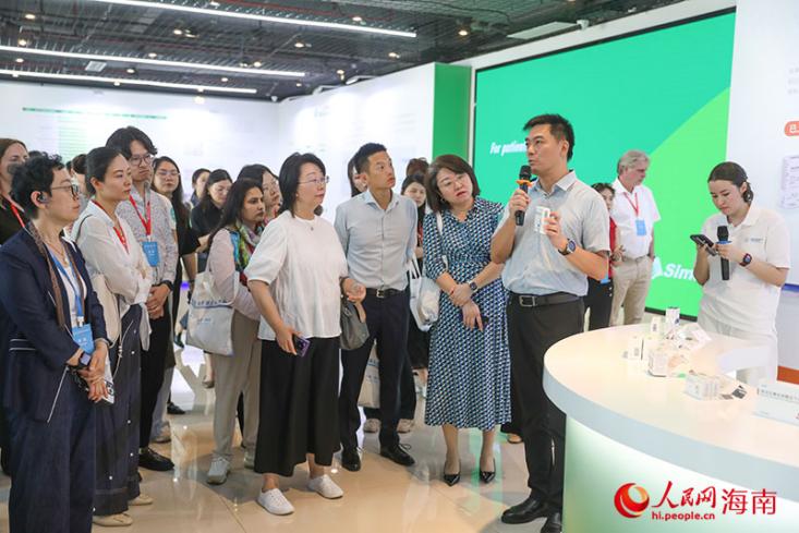 考察團來到先聲藥業，了解“樂城研用+海口生產”模式的落地運用。人民網記者 牛良玉攝