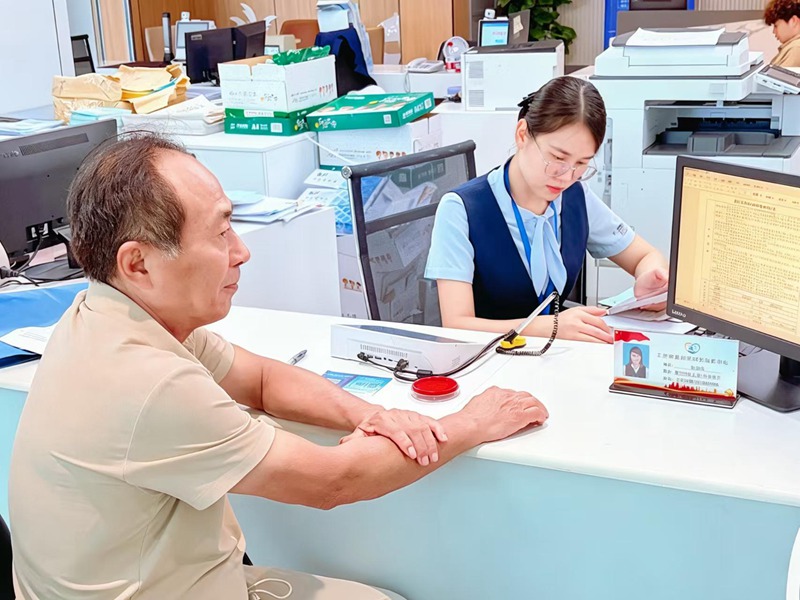 5月26日，崖州区政务服务窗口接到群众异地业务办理诉求。崖州区营商环境建设局供图