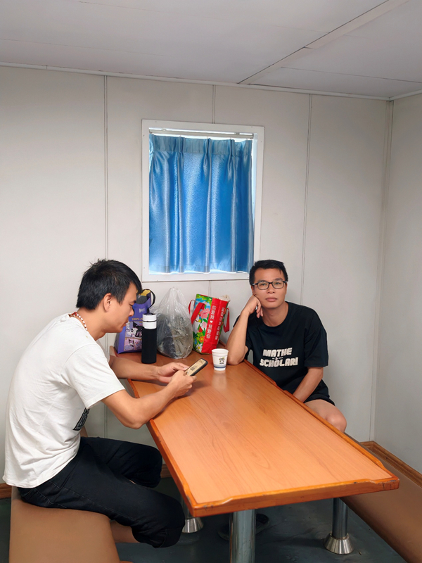 司機師傅在船艙裡休息。陳鍵增攝