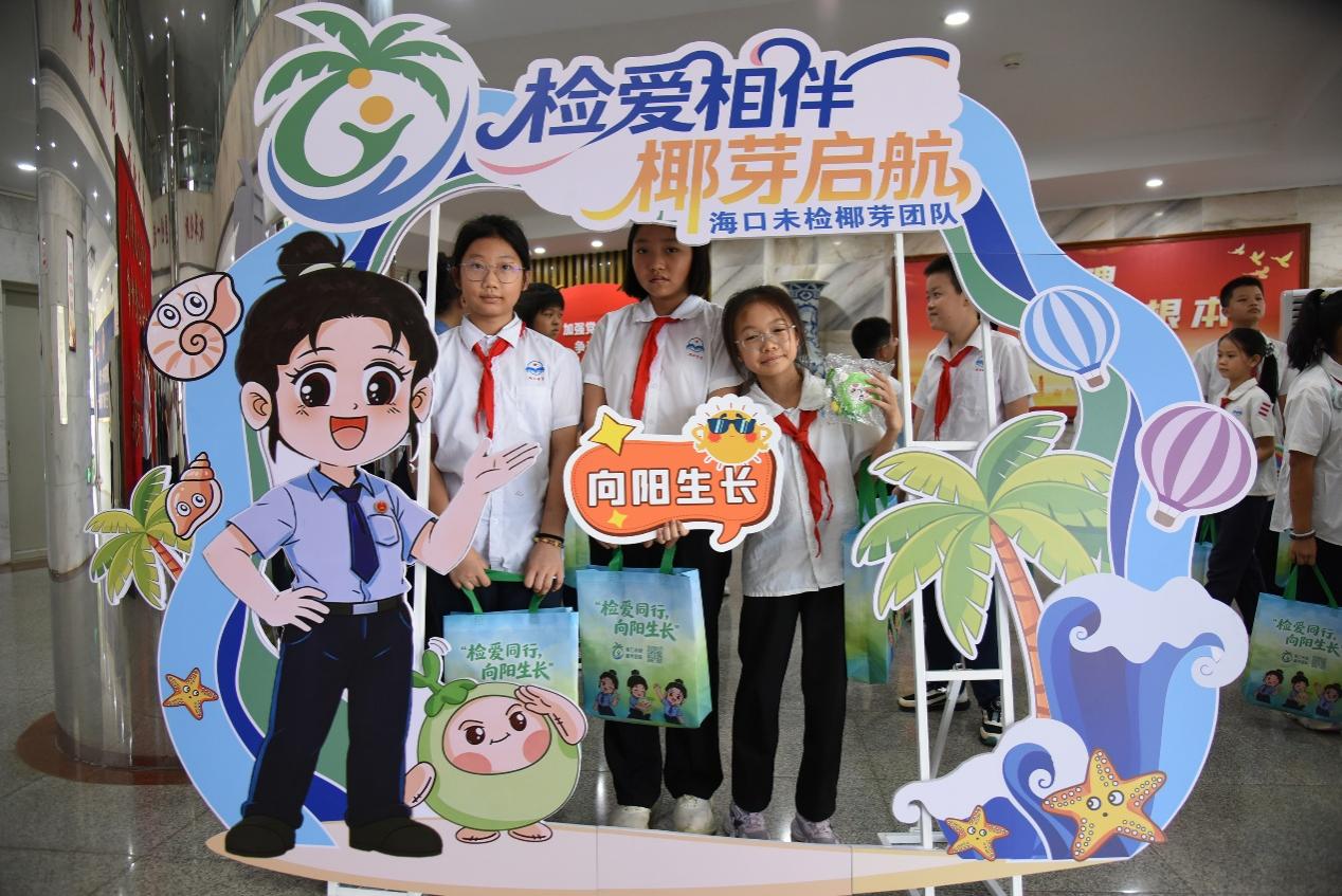 小學生與“椰椰”“芽芽”合影。許生攝