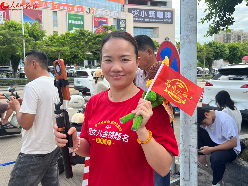 家长为考生加油。人民网记者 符武平摄