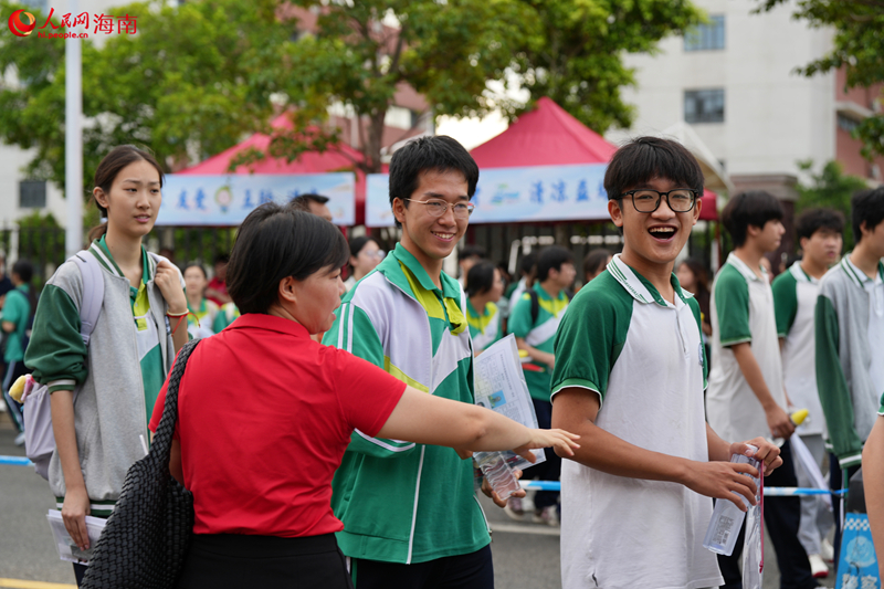 考生进入考场。人民网记者 符武平摄