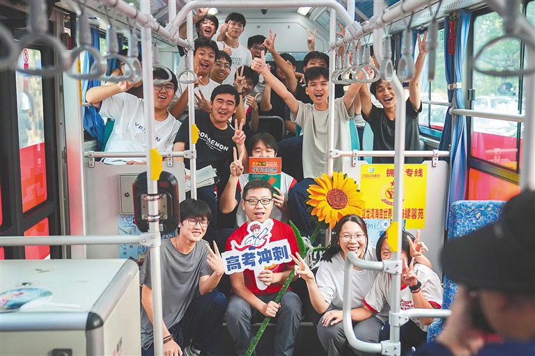 高考结束后，三亚考生和老师合影。海南日报全媒体记者 王程龙 摄