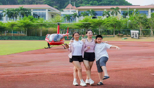 游客在白沙体验低空旅游观光