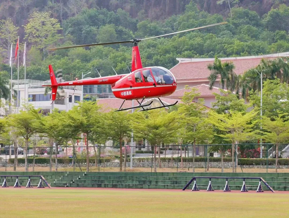 游客在白沙体验低空旅游观光