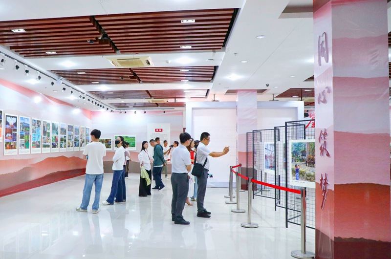 6月29日，保亭黎族苗族自治县庆祝建党105周年摄影作品展正式开展。主办方供图