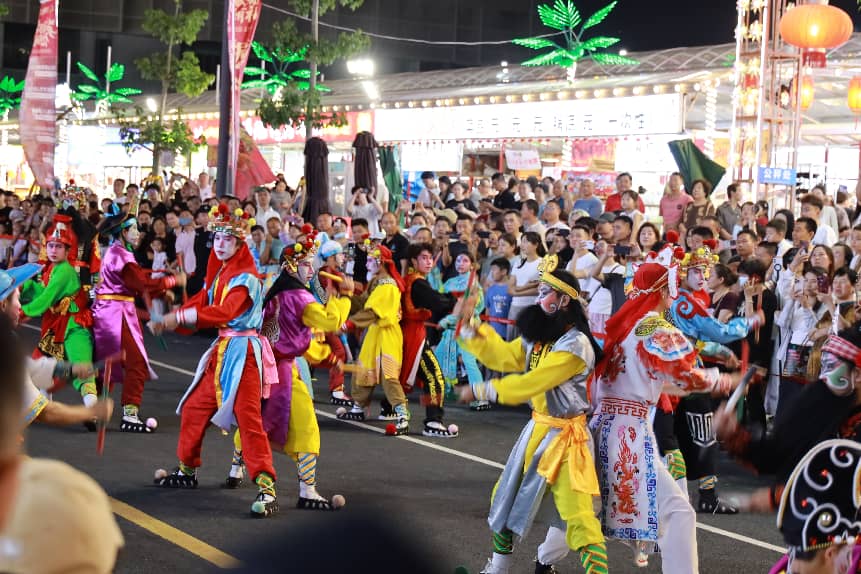 三亚夜经济“双轮驱动”：高端供给补短板市井烟火聚人气(图1)