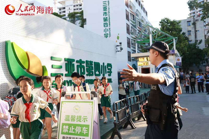 三亚市第四小学标准化“护学岗”。人民网 熊淑婷摄.jpg