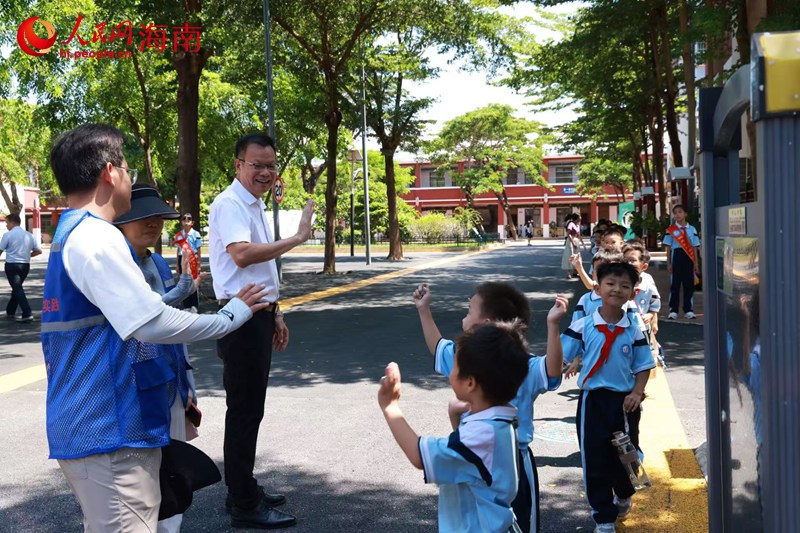 三亚市天涯区93个标准化“护学岗”。人民网 熊淑婷摄