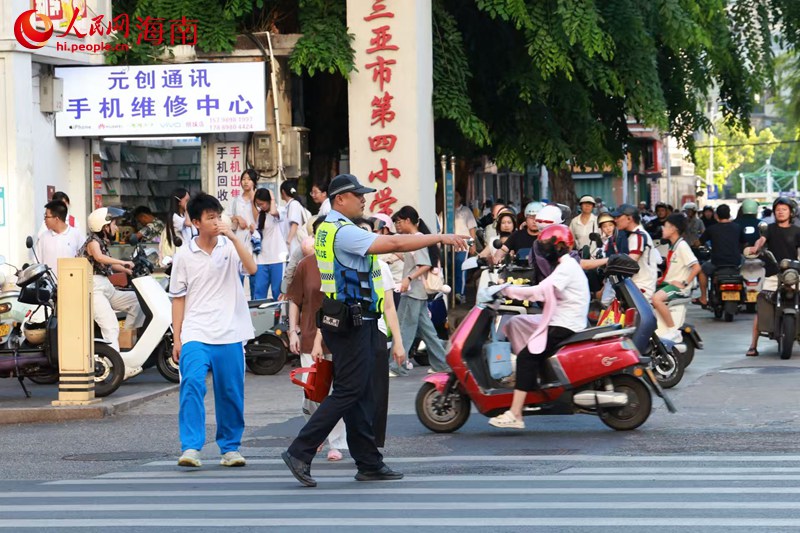 三亚市天涯区93个标准化“护学岗”。人民网 熊淑婷摄.jpg1.jpg