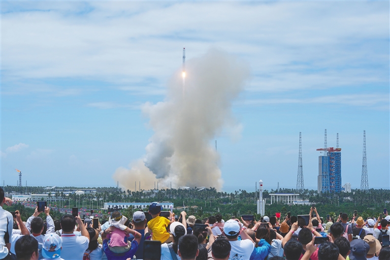 7月10日，市民游客在现场见证长征十号乙运载火箭成功发射。首飞<strong></strong>海南日报全媒体记者 张茂 摄