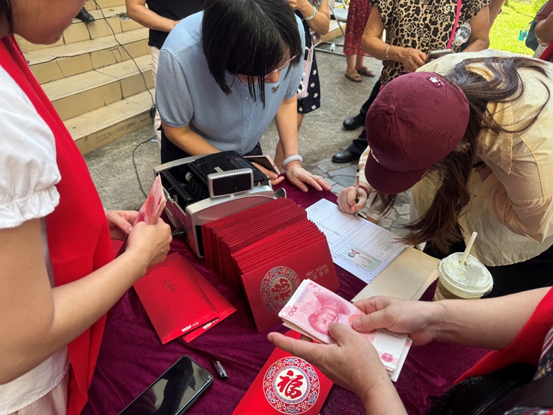 小区为业主发放“集体红包”。收万张翔摄