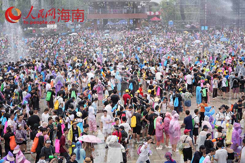 市民游客嬉水狂欢。 人民网记者 孟凡盛摄