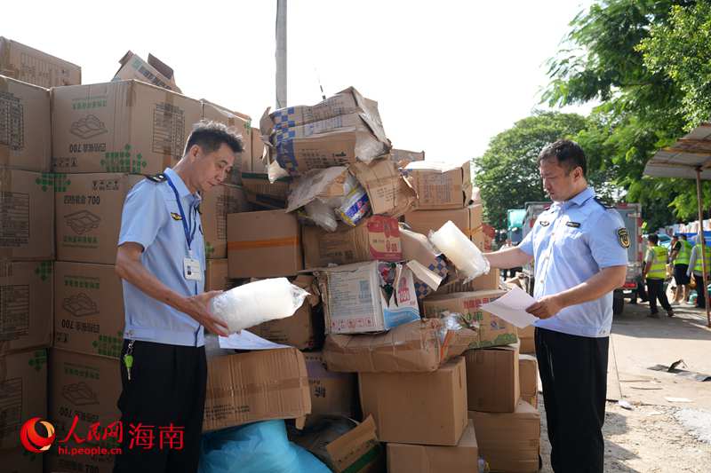 工作人员正在清点销毁货品。人民网记者 符武平摄