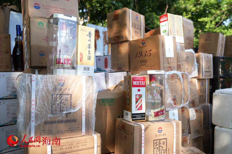 销毁商品涵盖食品药品、服装鞋帽、烟酒等产品。人民网记者 符武平摄