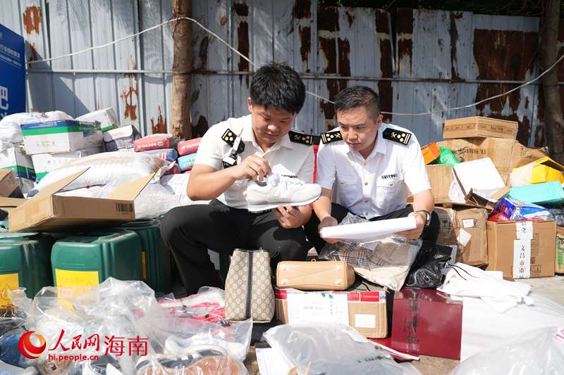 工作人员正在清点即将销毁的侵权假冒伪劣商品。人民网记者 符武平摄