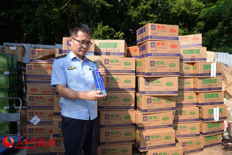 工作人员正在清点销毁商品。人民网记者 符武平摄
