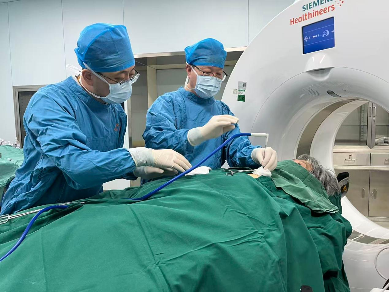 牛惠敏主任(右)为患者治疗。海南省肿瘤医院供图