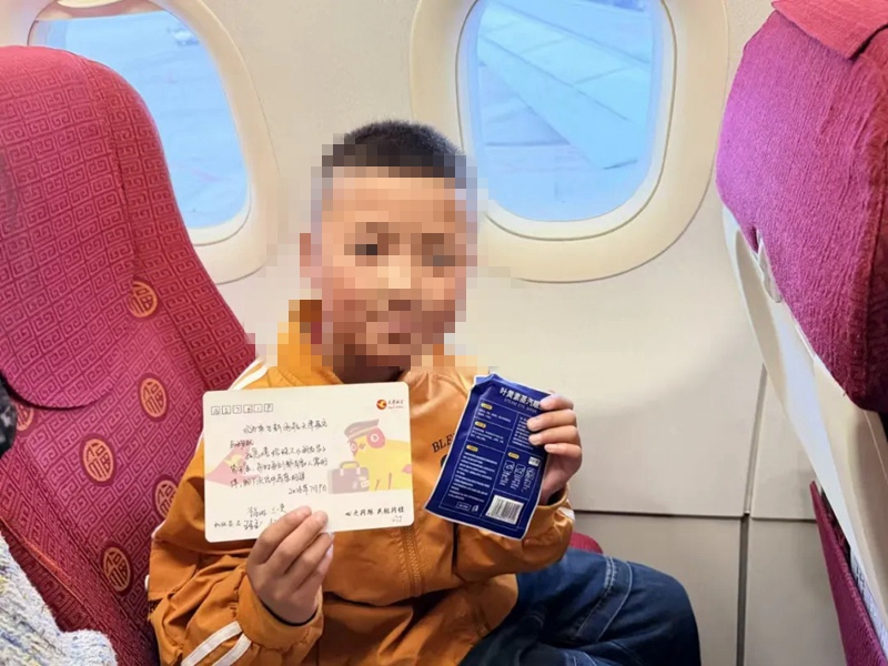天津航空乘务组为先心病患儿送上手绘祝福卡片