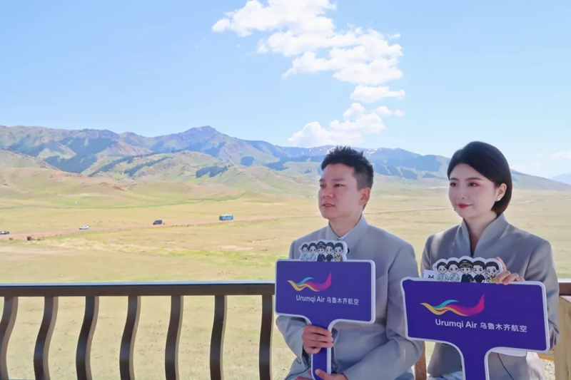 乌鲁木齐航空乘务员在赛里木湖向线上旅客介绍大美新疆