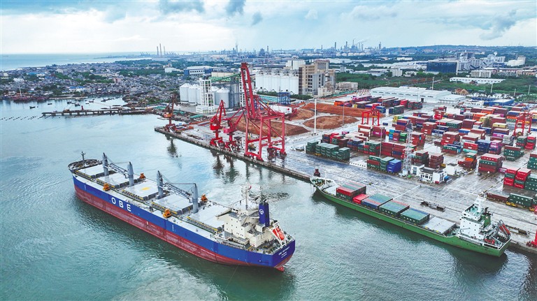 繁忙的洋浦經濟開發區國投洋浦港碼頭。海南日報全媒體記者 陳元才 攝