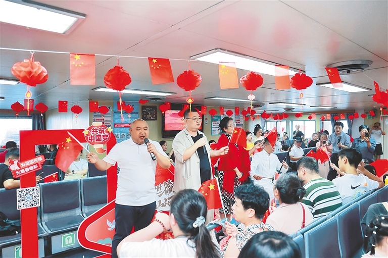 10月1日，鐵路輪渡上演紅色快閃活動，工作人員和旅客在瓊州海峽上共同唱響愛國情。文/海南日報全媒體記者 邵長春　圖/通訊員 蔣京廷