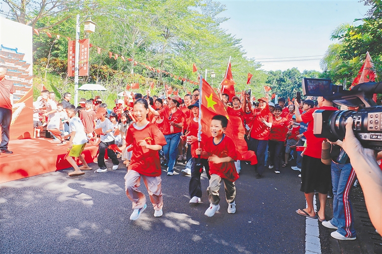10月1日上午，“登儋陽·頌中華”2026年國慶儋陽樓系列主題活動之邁步登高慶華誕在儋州舉行。活動主辦方供圖