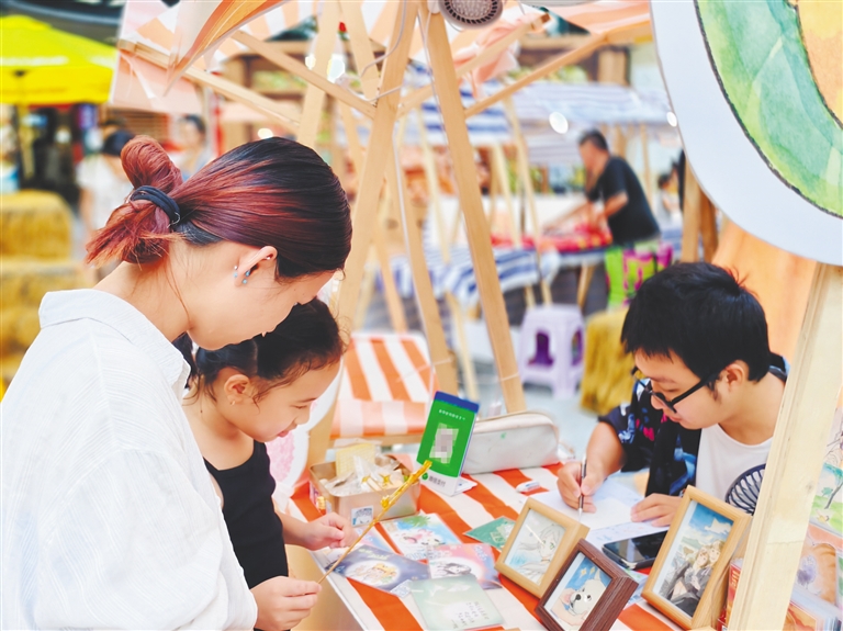 10月3日，海口日月廣場一位手繪文創攤位攤主為顧客作畫。海南日報全媒體記者 陳明艷 攝