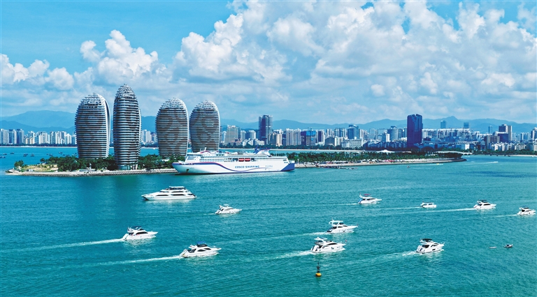 ③&nbsp;10月3日，三亞鳳凰島附近海域，游艇穿梭往來。新華社記者&nbsp;趙穎全&nbsp;攝