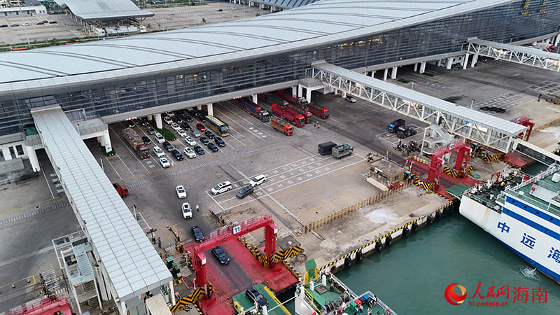 在海口新海港，車輛正在有序登船。人民網記者 牛良玉攝