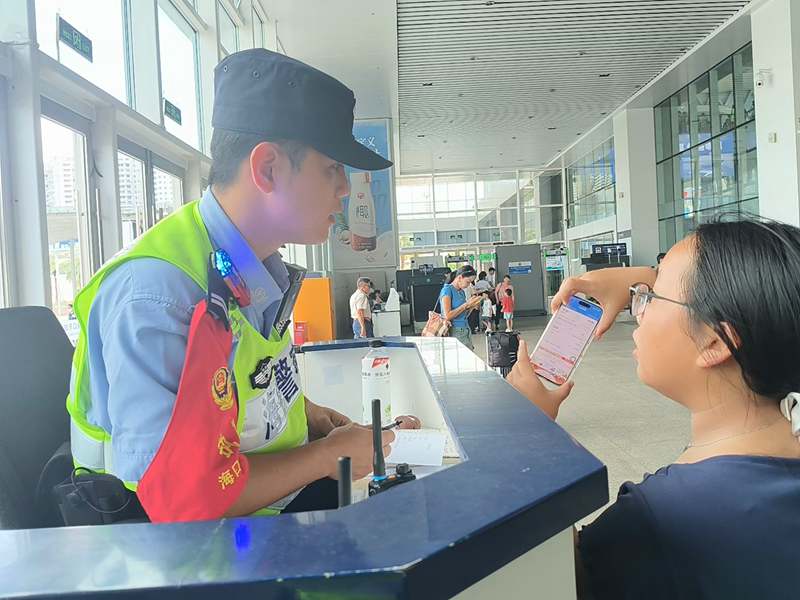 海口东站派出所民警暖心守护旅客平安有序出行。许雅琦摄