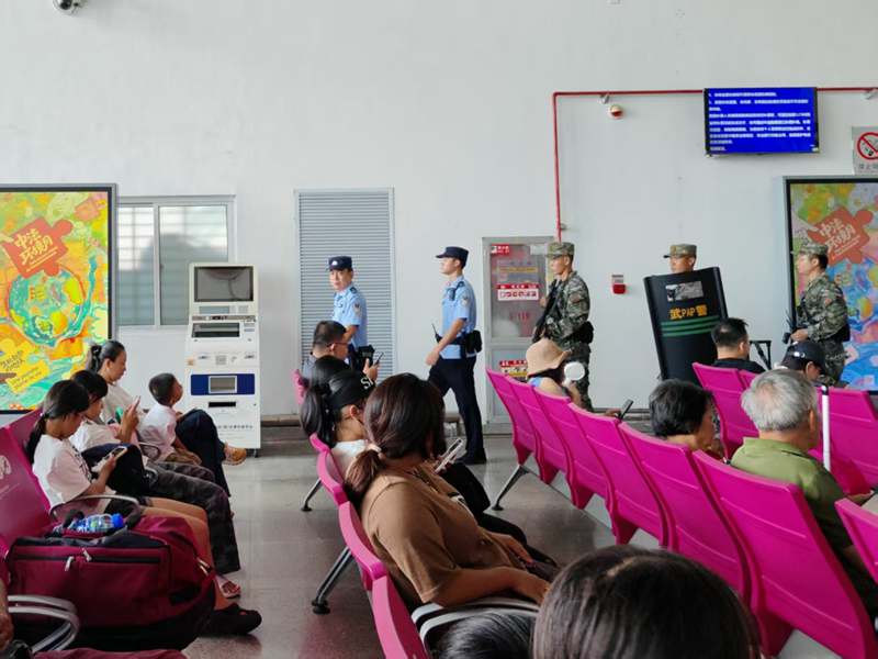 海口东站派出所民警暖心守护旅客平安有序出行。许雅琦摄