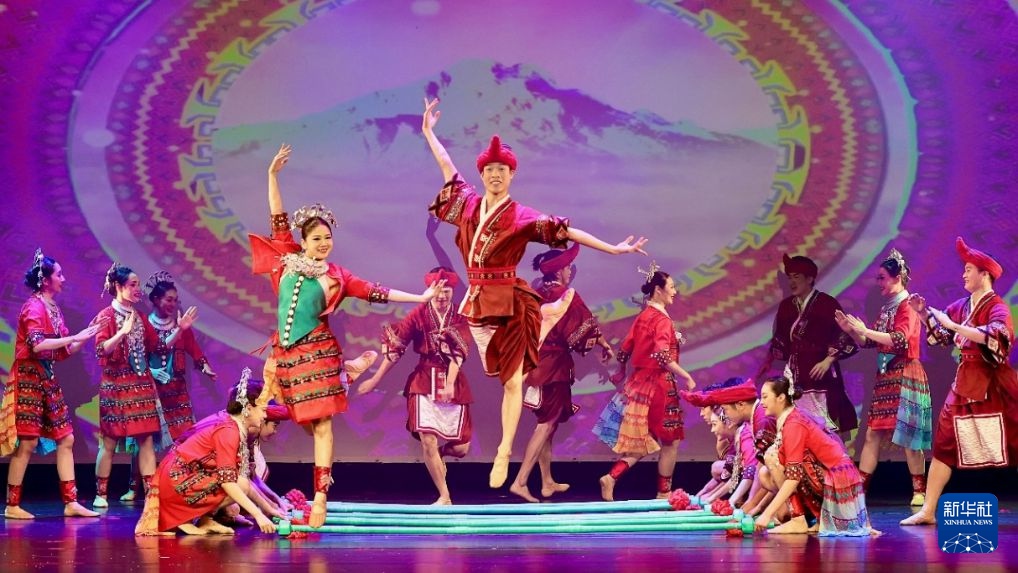 9月3日，演員在海南非物質文化遺產主題展上表演黎族打柴舞。新華社發