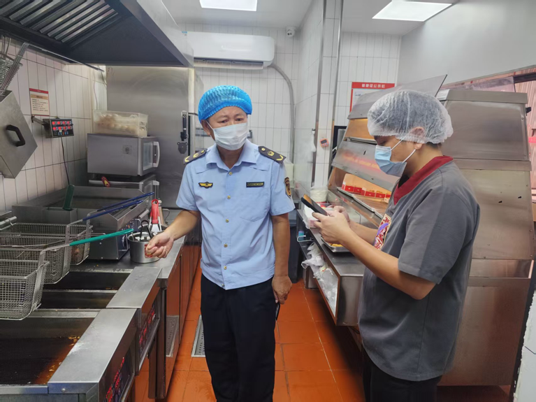  三亚市市场监督管理局天涯分局执法人员检查入网餐饮单位。三亚市市场监督管理局天涯分局供图