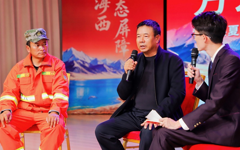 在青海海西，同上一堂“瀚海植綠”的思政課