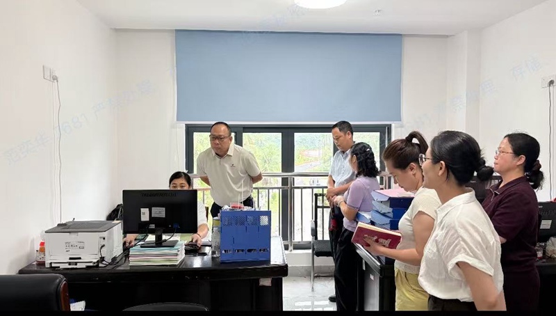 保亭人社局調研新生兒資助參保工作開展情況。保亭人社局供圖
