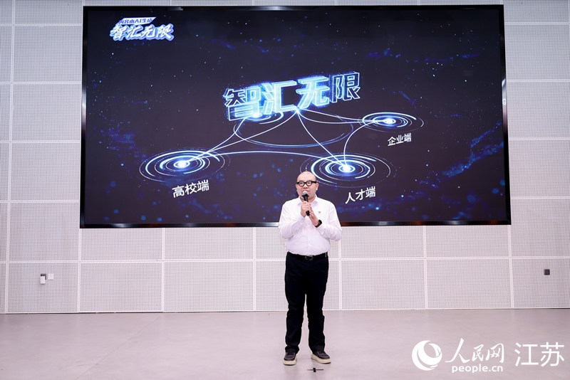 江蘇文創文化發展有限公司副總經理劉海慶做現場宣介。人民網 李昱辰攝
