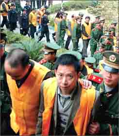 反贪副局长当保护伞 黑帮公开组织上百小姐卖