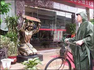 铸鬼子雕像跪在店门,防日本人买春重演