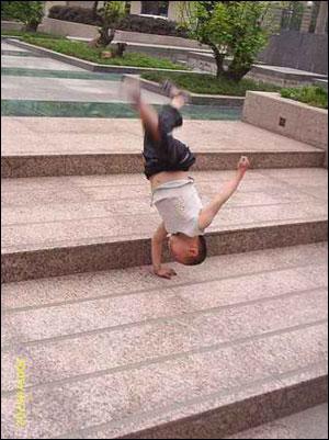 五岁男童可在鸡蛋上行走,单手倒立上下楼梯