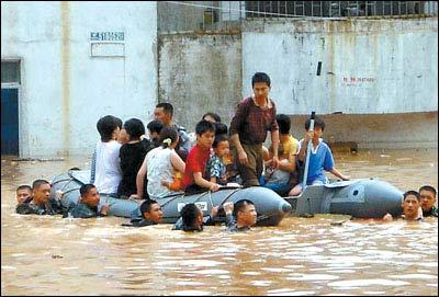 组图:深圳因连降暴雨遭受特大洪涝灾害