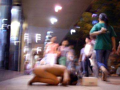 女孩<em>一丝不挂</em>在大街上乞讨夜幕下无人干预(图