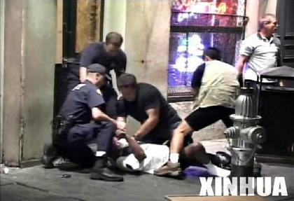 组图:美国白人警察围殴一个黑人,令人发指