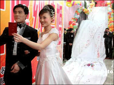 最长的大拖尾婚纱图片_中国最长婚纱
