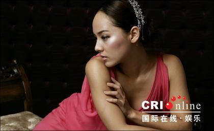 柳真真空穿风衣展<em>06</em>时尚,新<em>写真</em>展低胸礼服