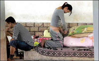 吸毒女当众脱裤露粉底