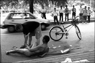 裸男横卧郑州街头7小时,市民为其穿上裤子