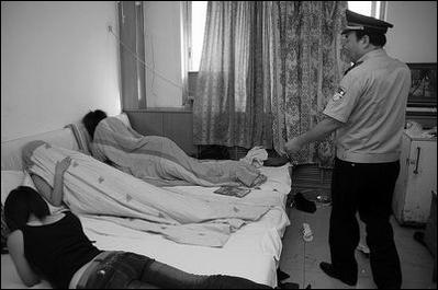 郑州警方查洗浴中心,查出小姐工作量账本